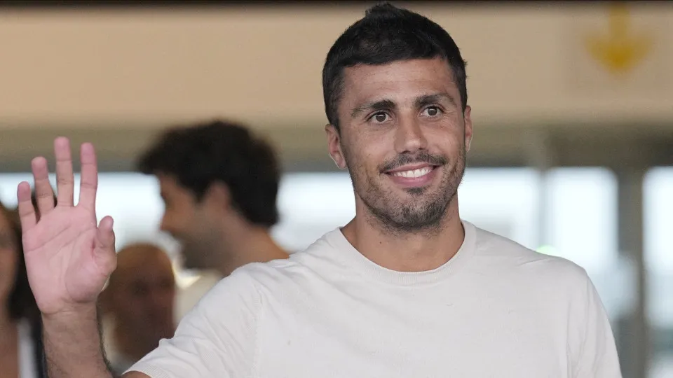 Oficial: Médio Rodri contratado pelo Barcelona ao Manchester City