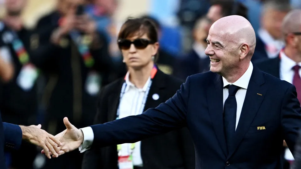 Infantino enfrenta UEFA, mas não está sozinho. Eis quem o apoia