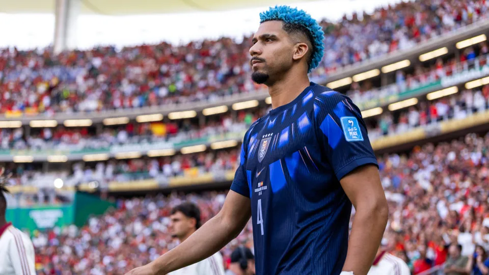 Bomba inesperada em Inglaterra. Ronald Araújo a caminho do Liverpool