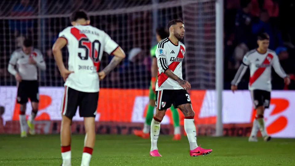 Quatro jogos, quatro derrotas e Otamendi culpa árbitros: “Contra todos”