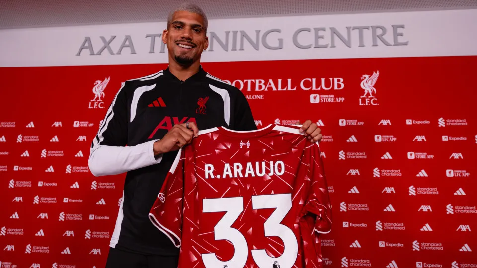 Oficial: Barcelona cede Ronald Araújo ao Liverpool com opção de compra
