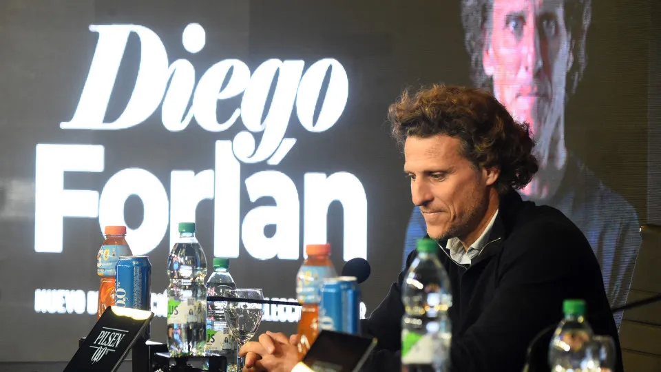 Forlán faz promessa na apresentação como selecionador interino do Uruguai