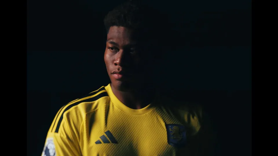 Oficial: Zion Suzuki reforça Aston Villa proveniente do Parma