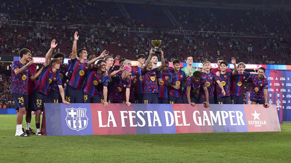 Desporto
                        
                        
                            Pré-época
                        
                    
                                            
                            
                                há 8 horas
                            
                        
                                    
                Barcelona vence Troféu Joan Gamper ao bater Al Ahly no fecho da pré-época